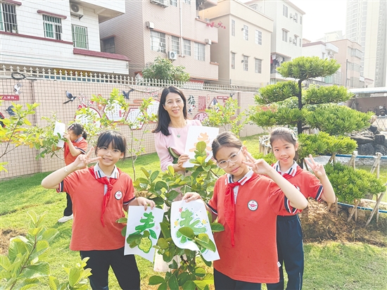 学生们在活动中化身“寻春使者”。