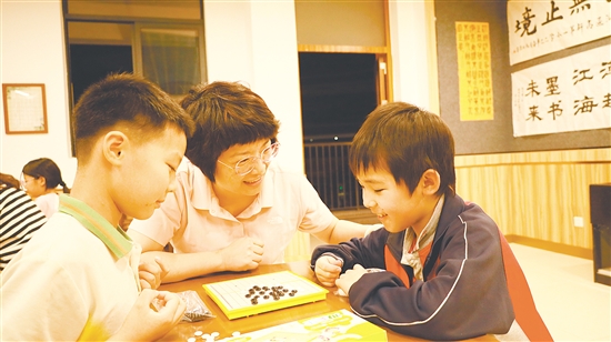 学生们在学校过得十分快乐。