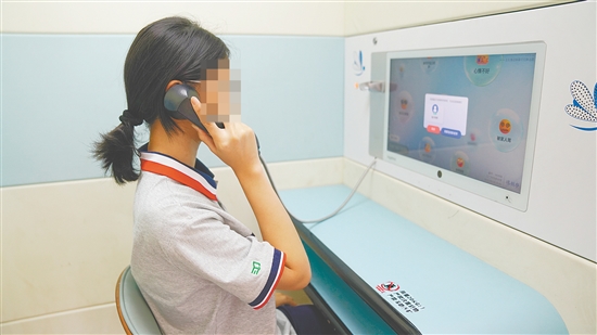 倾诉亭设有独立的私密空间和加密通话系统，不用当面倾诉，打消了学生的顾虑。