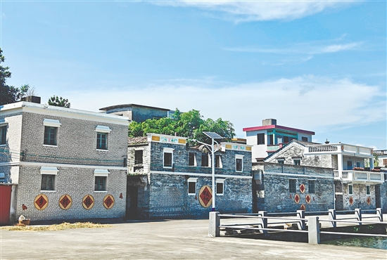 赤坎镇中股村委会忠心村改造项目聚焦危旧房拆除、农房外立面微改造等民生工程，大大提升区域环境品质。