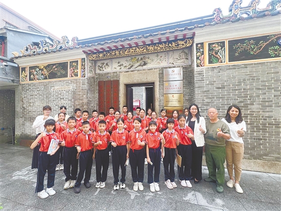 江门市关工委组织江海区学生在顺天里144号开展红色小小讲解员集结仪式暨“六一”儿童节关心下一代主题活动。