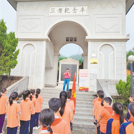 在冯锡培的牵头组织下，由恩平市关工委开展的传承红色基因活动，邀请“五老”讲师团团长梁水长向学生们讲述“三老”战斗故事。