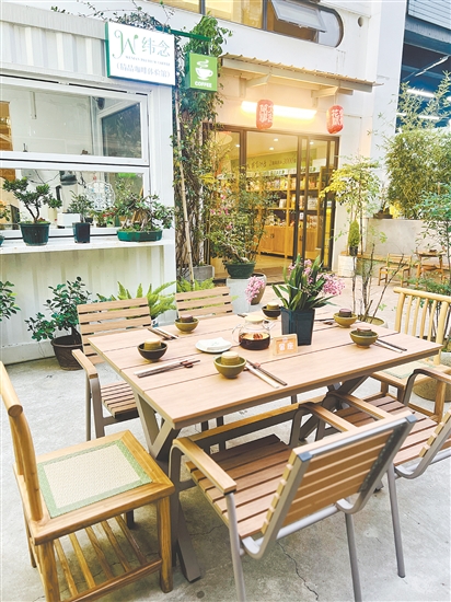 七色云蔬食餐厅环境采用自然原木风，让食客在舒适的氛围中用餐。