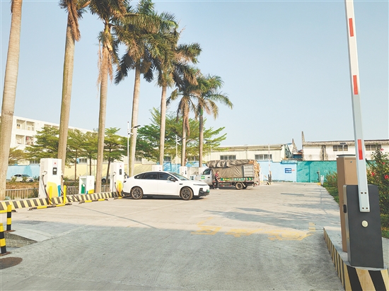 新建村盘活村集体闲置土地,建成新能源汽车充电站。 新建村盘活村集体闲置土地,建成新能源汽车充电站。