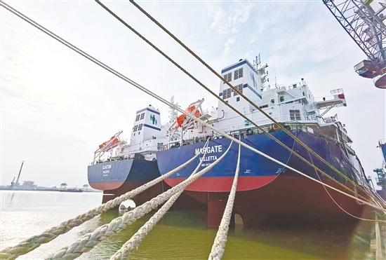 南洋船舶扎根古井镇多年,2025年全年交付船舶32艘。 南洋船舶扎根古井镇多年,2025年全年交付船舶32艘。