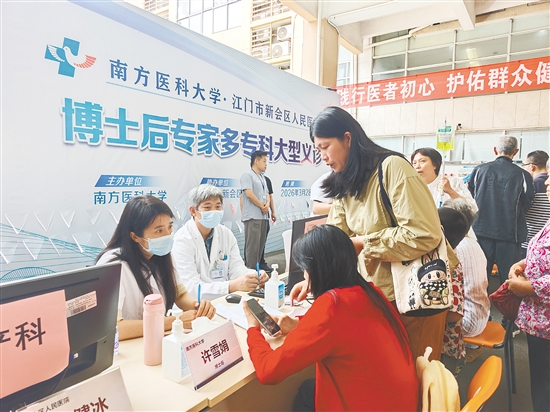 本次义诊共开设18个专科,提供CT扫描、超声、心电图、肺功能等多项免费专科检查名额,将优质医疗服务送到群众家门口。 本次义诊共开设18个专科,提供CT扫描、超声、心电图、肺功能等多项免费专科检查名额,将优质医疗服务送到群众家门口。