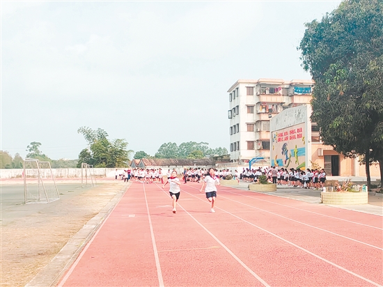 发令声一响，同学们如离弦之箭冲向终点。