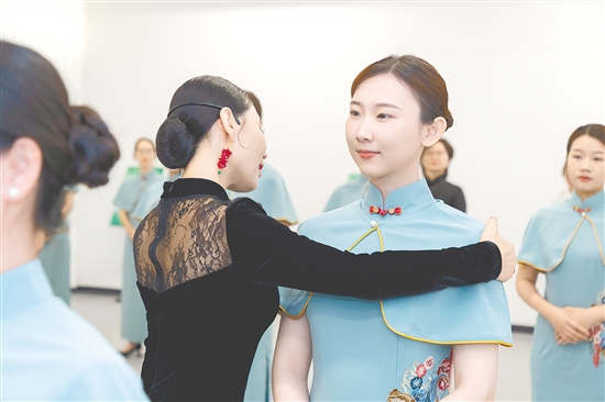 旗袍仪态课走进台山“超级4.0社区”，居民参与热情高涨。