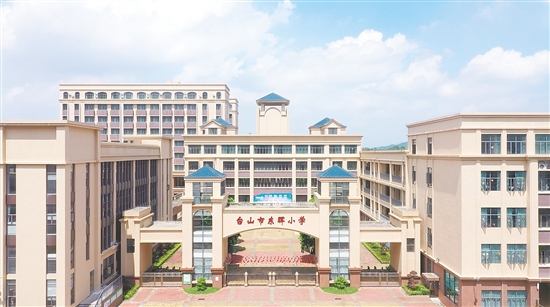 4.3万平方米的校园内，教学楼、科技楼、体育馆、报告厅一应俱全，教学区、生活区、运动区动静分离，为学生成长提供优质的硬件保障。