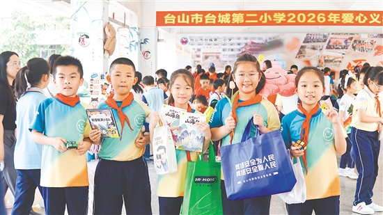 学生们在爱心义卖中践行雷锋精神，为春日校园增添温暖。