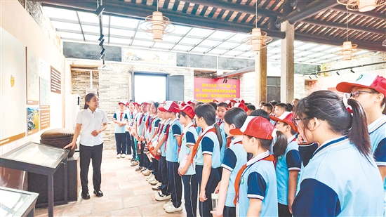 学生参观桂水村文明乡风馆。