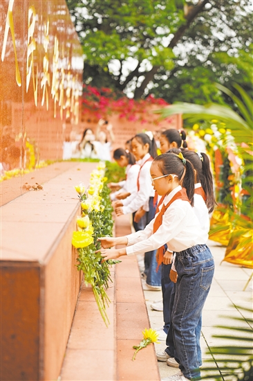 活动现场，学生代表向英烈敬献鲜花。