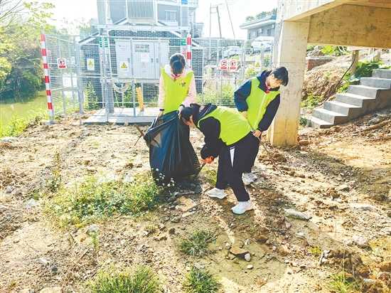 双桥小学组织高年级学生参加“水乡小管家”志愿服务活动,培养学生的社会责任感。 双桥小学组织高年级学生参加“水乡小管家”志愿服务活动,培养学生的社会责任感。