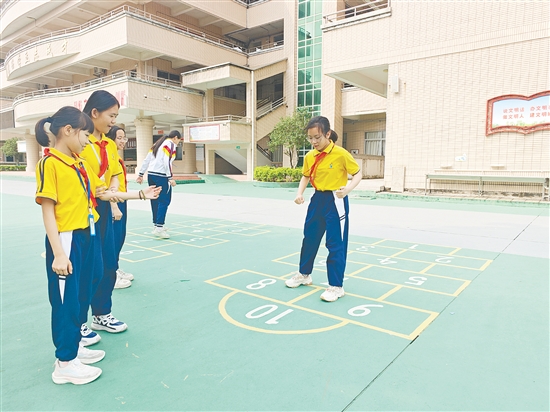 双桥小学打造“善美德育”体系,以校园活动为载体开展德育工作。 双桥小学打造“善美德育”体系,以校园活动为载体开展德育工作。