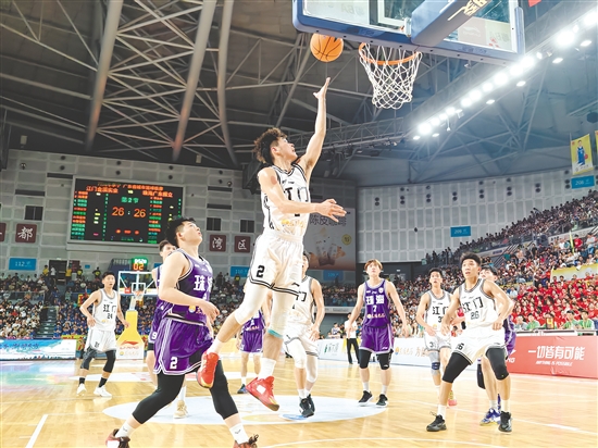 粤BA赛场上,江门队球员起跳上篮。 粤BA赛场上,江门队球员起跳上篮。