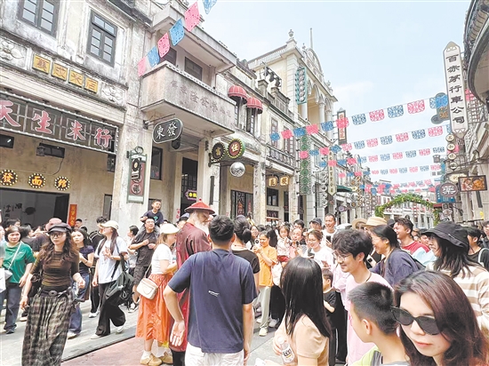 赤坎华侨古镇人流如织。