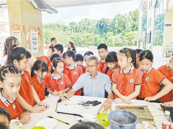 江海区关工委组织开展书画进校园活动。