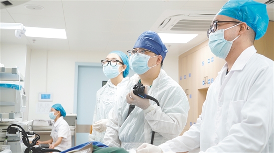 医生为患者进行胃镜检查。 医生为患者进行胃镜检查。