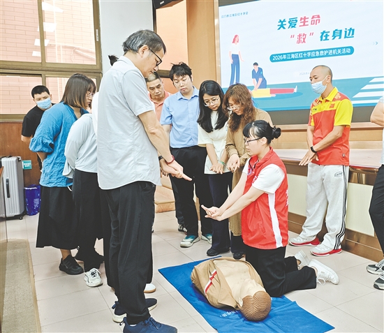 专业讲师手把手指导学员进行心肺复苏按压操作。