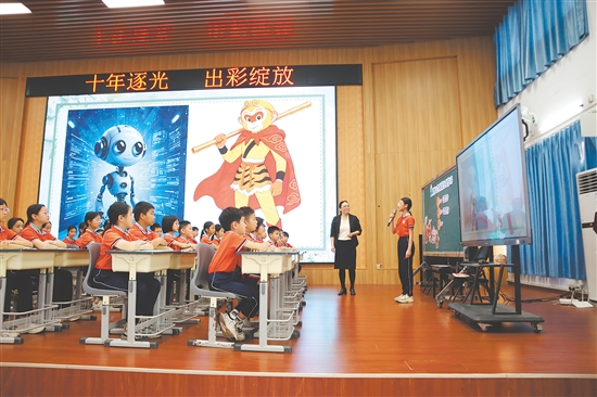 区卫芬带来了主题班会《谁不说我江门好》,带领学生挖掘江门基层治理优势。 区卫芬带来了主题班会《谁不说我江门好》,带领学生挖掘江门基层治理优势。