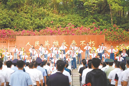蓬江区紫茶滨江小学的学子们深情演唱《我爱你中国》。 蓬江区紫茶滨江小学的学子们深情演唱《我爱你中国》。