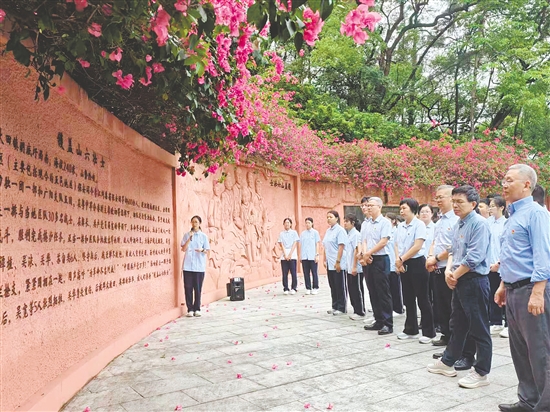 江门市培英高级中学开展祭英烈活动。 江门市培英高级中学开展祭英烈活动。