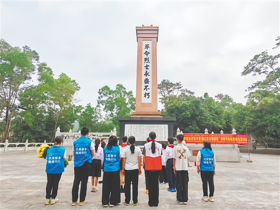 由开平市文明办、长沙街道新时代文明实践所主办,苍江健身广场学雷锋志愿服务站承办的清明节致敬革命先烈主题活动在梁金山烈士陵园举行。 由开平市文明办、长沙街道新时代文明实践所主办,苍江健身广场学雷锋志愿服务站承办的清明节致敬革命先烈主题活动在梁金山烈士陵园举行。