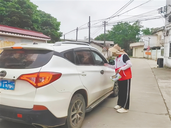 志愿者向过往车辆和上山祭扫的群众发放文明祭扫倡议书。 志愿者向过往车辆和上山祭扫的群众发放文明祭扫倡议书。