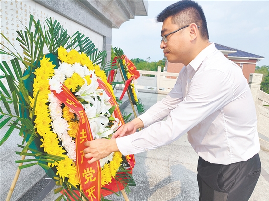 在林伟龙看来,讲好英烈故事的关键,是接地气、入人心。 在林伟龙看来,讲好英烈故事的关键,是接地气、入人心。