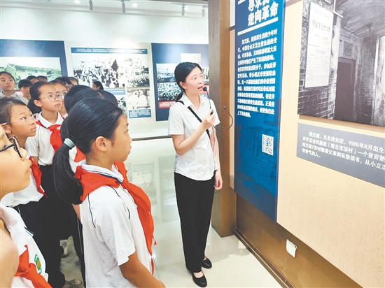 苏泳仪为不同年龄段的观众定制讲解内容,让英烈故事真正走进观众心里。 苏泳仪为不同年龄段的观众定制讲解内容,让英烈故事真正走进观众心里。