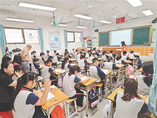 三埠街道中心学校教研员在推门听课。