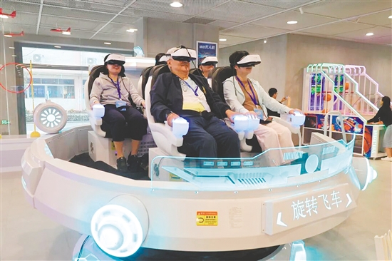 香港国民教育学会成员在沉浸式感受金山中学科创中心。