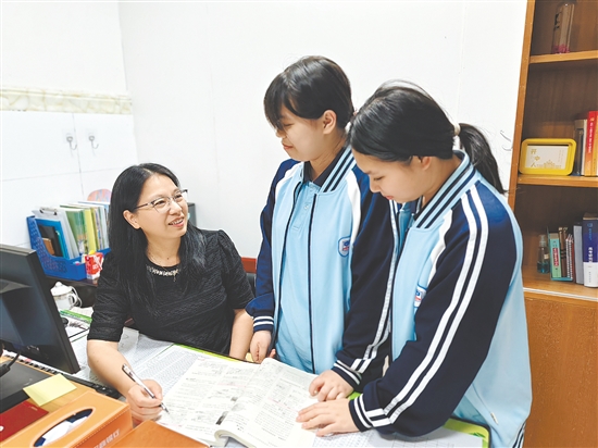 伍小勤在辅导学生。 伍小勤在辅导学生。