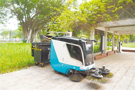 智能无人驾驶清扫车在自主倾倒垃圾。