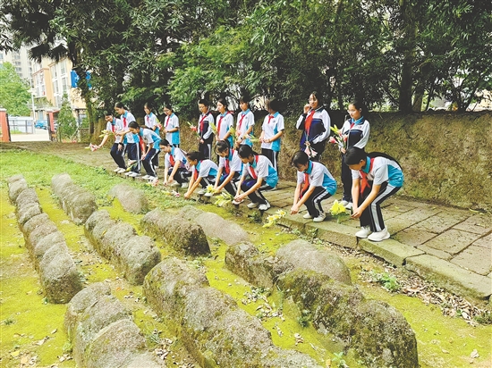 会城学子走进金牛山华侨义冢,用行动表达对华侨先辈的敬意,也在心灵深处种下爱国爱乡的种子。 会城学子走进金牛山华侨义冢,用行动表达对华侨先辈的敬意,也在心灵深处种下爱国爱乡的种子。