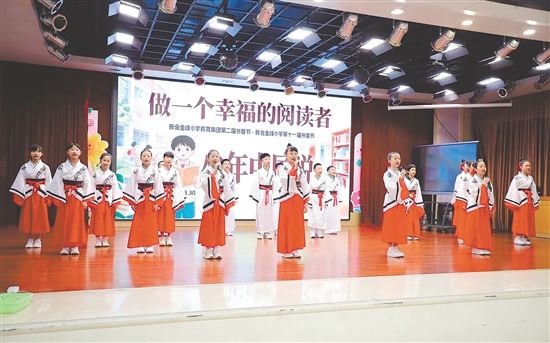 圭峰学子齐声朗诵《少年中国说》。 圭峰学子齐声朗诵《少年中国说》。