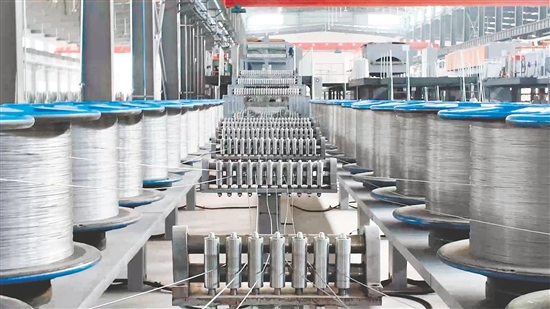 腾龙精线项目定位为区域领先的高端不锈钢精密深加工基地，集精密加工、智能制造、供应链集成于一体，达产后，16条生产线将全速运转，预计年产值达15亿元。