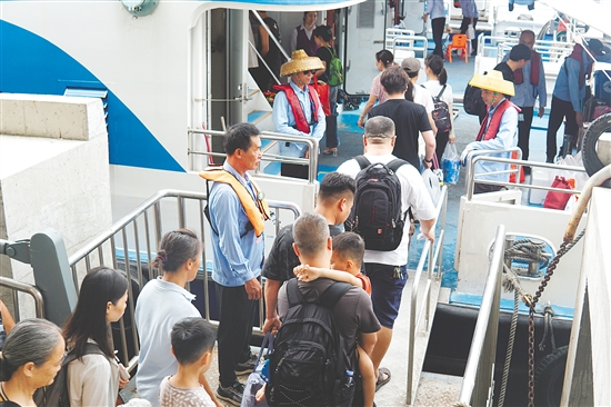 山咀港新增高速客轮，并同步加密航班班次，游客入岛门槛大幅降低。