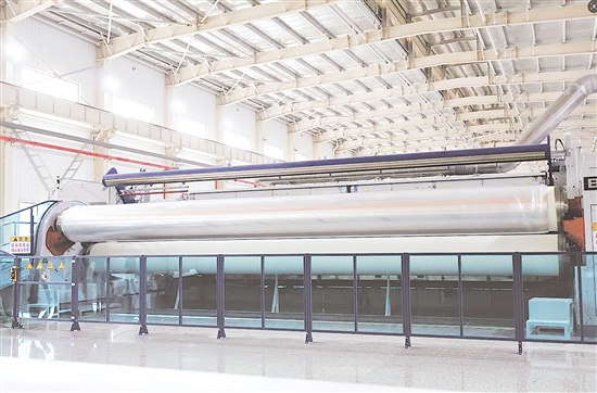 友谊新材料首条德国布鲁克纳BOPP生产线能以700米/分钟的行业顶尖速度高效运行,年产能达6万吨。 友谊新材料首条德国布鲁克纳BOPP生产线能以700米/分钟的行业顶尖速度高效运行,年产能达6万吨。