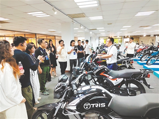 “大V”们来到国机南联参观。