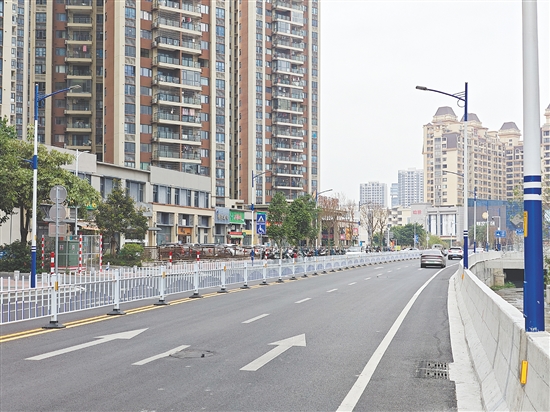 鹤山市十二号路消防大道段（财富广场—过境公路）道路工程试通车，便利周边居民出行。