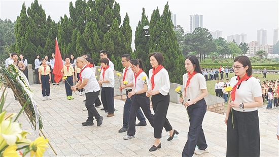 沙坪街道第七小学组织师生徒步至鹤山市烈士陵园，把思政课堂从校园延伸至红色教育基地。