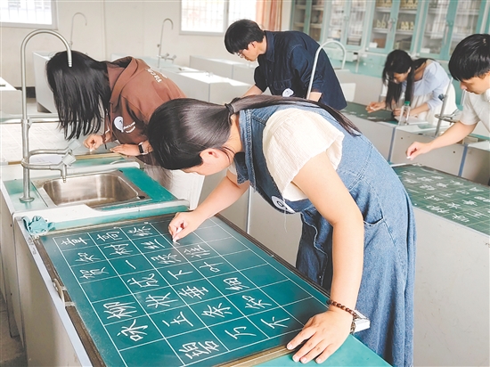 教师选手同台竞技、以赛促学，充分展现专业素养与育人风采。