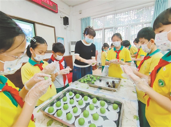 大家亲手揉出翠绿软糯的面团，细心地将豆沙、芝麻等香甜的馅料轻轻包裹，再慢慢搓成圆润的团子。
