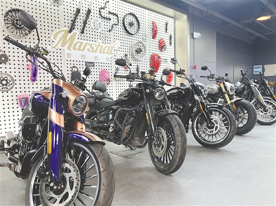 得益于持续的创新和研发投入,建雅摩托的产品深受市场欢迎。 得益于持续的创新和研发投入,建雅摩托的产品深受市场欢迎。