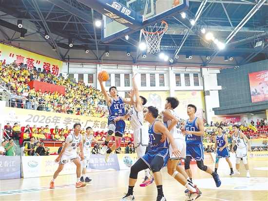 江门队队员（蓝色球衣）奋力拼搏，最终完成了翻盘好戏。