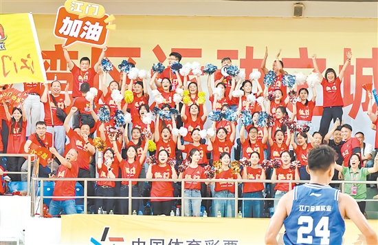 江门啦啦队舞动旗帜，为江门队加油鼓劲。