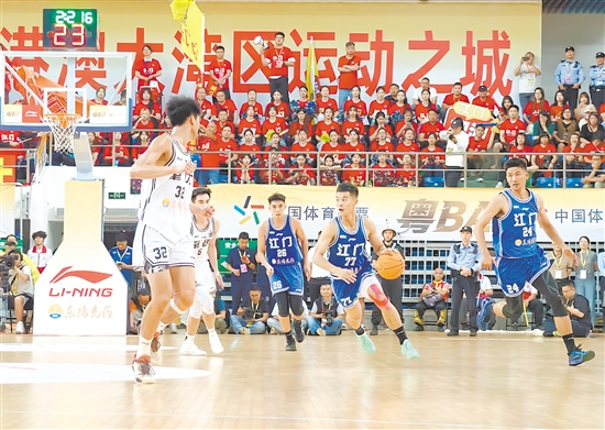 江门队球员持球突进，与肇庆队球员攻防交错。