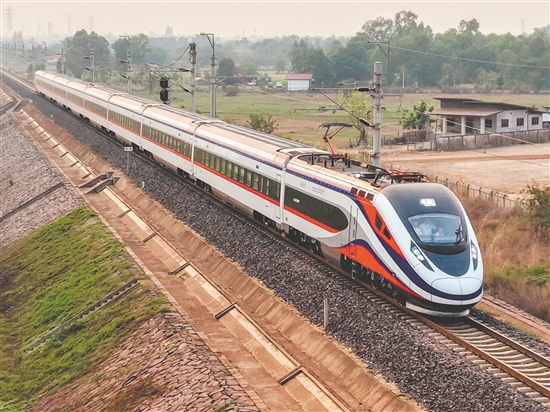 4月13日，一列从中国昆明始发的中老铁路国际旅客列车抵达老挝万象（无人机照片）。新华社发