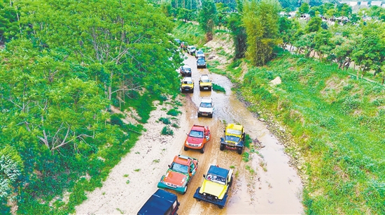 “黑泥轮毂杯”2026广东恩平“轮无界”越野争霸赛在恩平簕菜文化创意园激情上演，来自广东、广西、海南等地的37支车队、70余辆赛车前来参赛。